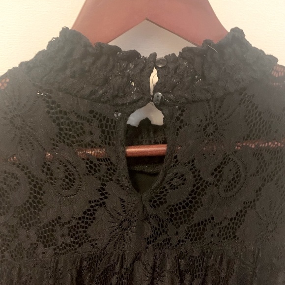 Cable & Guage Lacey black blouse - Picture 4 of 5